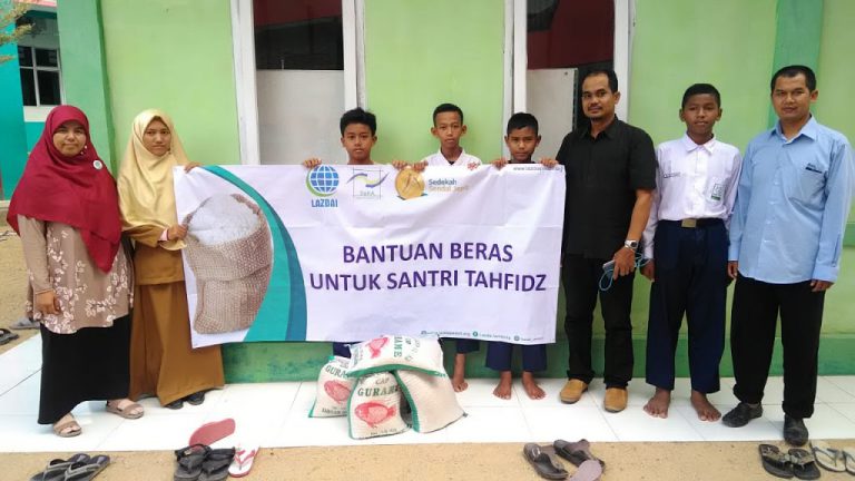 Penyaluran sedekah beras untuk santri tahfidz