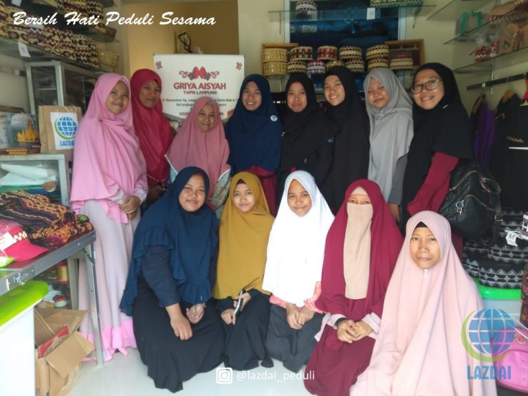 Kunjungan lazdai ke griya Aisyah tapis, agar para siswi  rpd menjahit mengenal dunia wirausaha