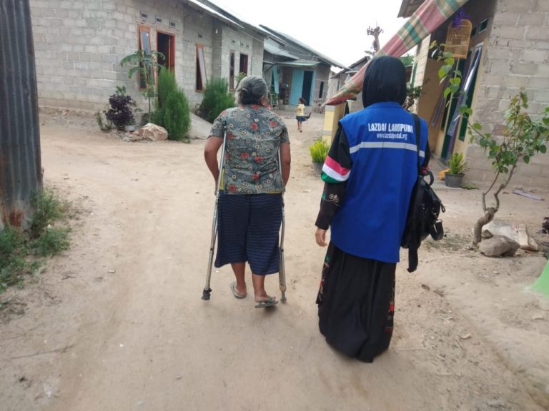 Lazdai bantu ibu sumiati, korban lumpuh pasca kecelakaan motor 8 tahun silam.