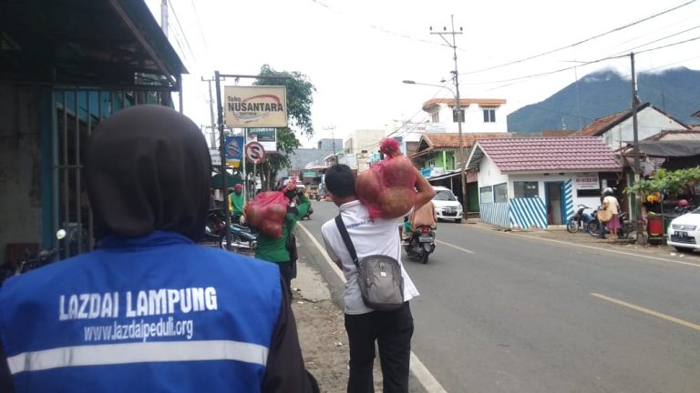 Beratnya Memikul Semangka Tidak Seberat Musibah Yang Mereka Alami