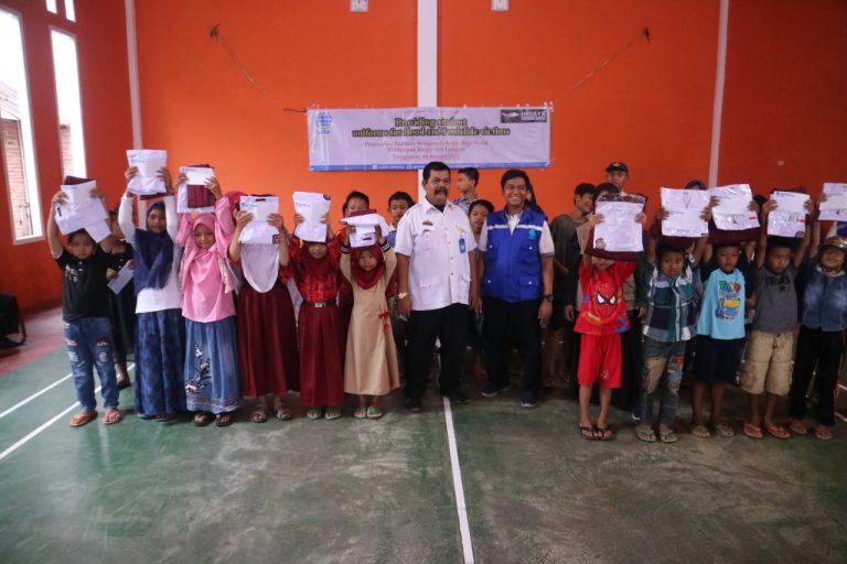 Lazdai dan Hidaya Sinergi Salurkan Bantuan Seragam Sekolah di Taggamus