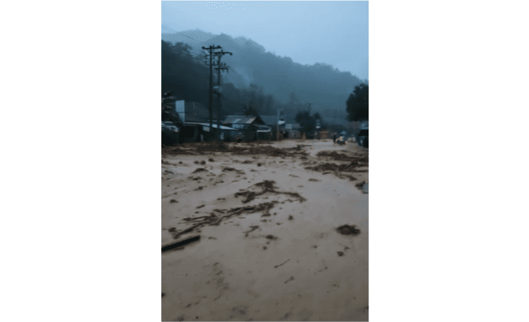 Longsor dan Banjir di Tanggamus Lampung Akibatkan Arus Kendaraan Lintas Putus Total