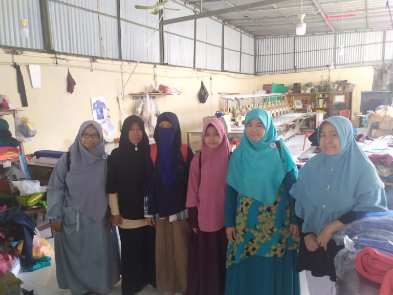 MAGANG HARI PERTAMA SISWI RPD MENJAHIT