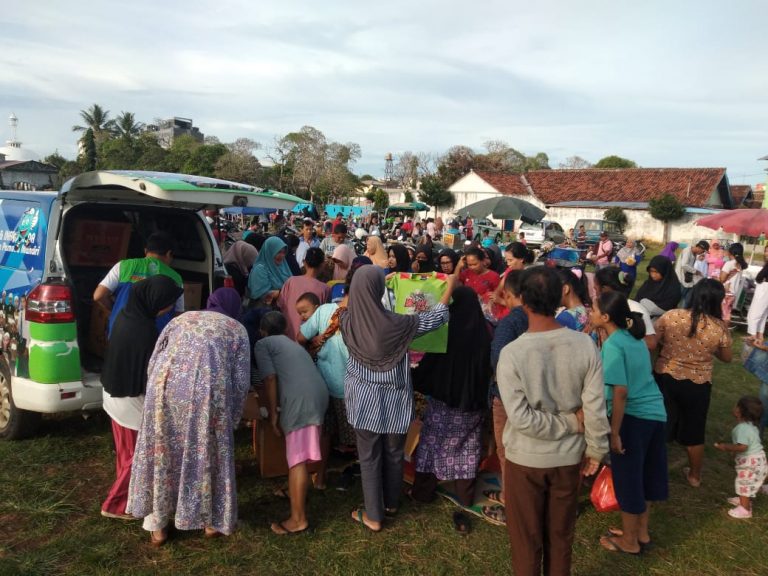 Bazar Pakaian Lazdai Diserbu Pengunjung
