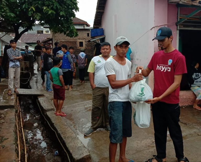 Relawan Lazdai Bagi bagi nasi bungkus untuk warga banjir kaliawi Bandar Lampung