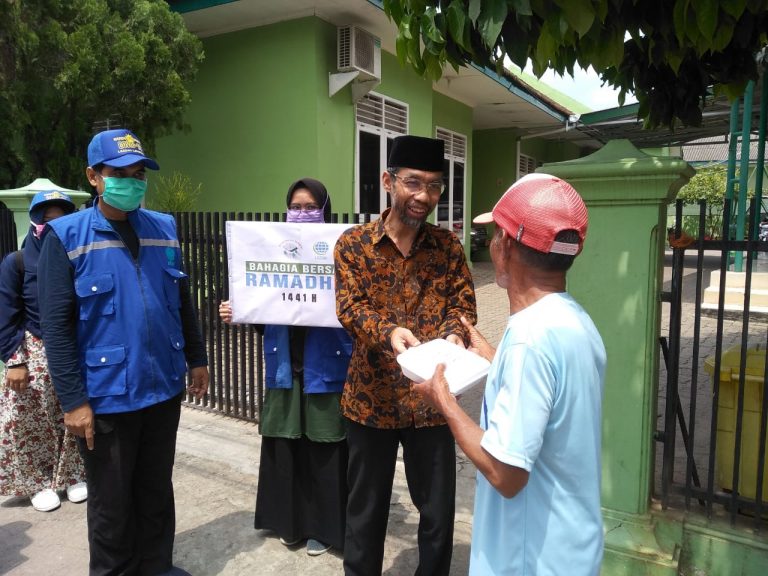 LAZDAI Berbagi Makanan dan Masker untuk masyarakat