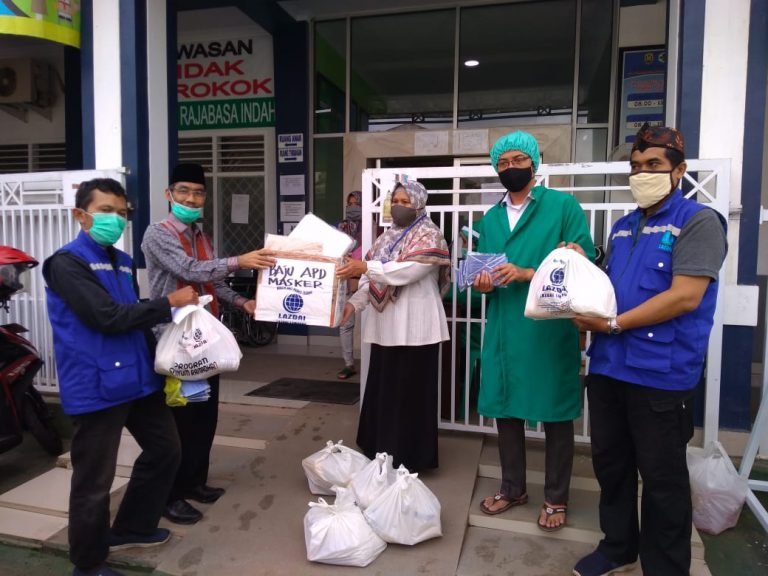 Pembina Yayasan LAZDAI Lampung serahkan langsung bantuan APD kepada Puskesmas Rajabasa