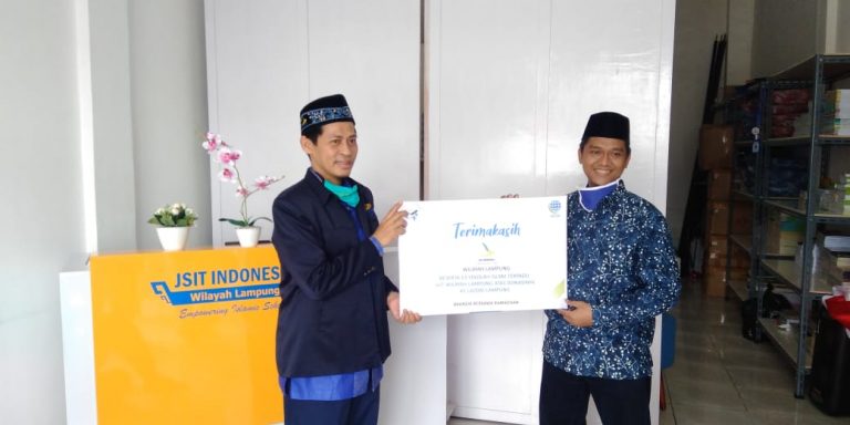 Penyaluran Zakat Infaq/Sedekah dari JSIT Indonesia Wilayah Lampung Kepada LAZDAI