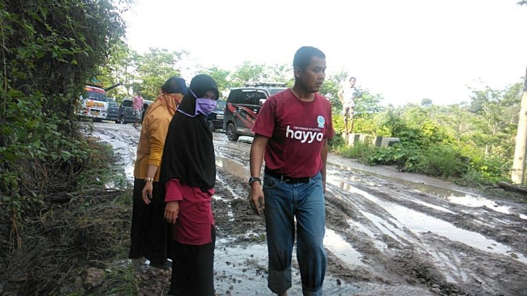 Relawan LAZDAI Turut Bantu Warga Bersihkan Material Longsor di Jalan Utama Padang Cermin