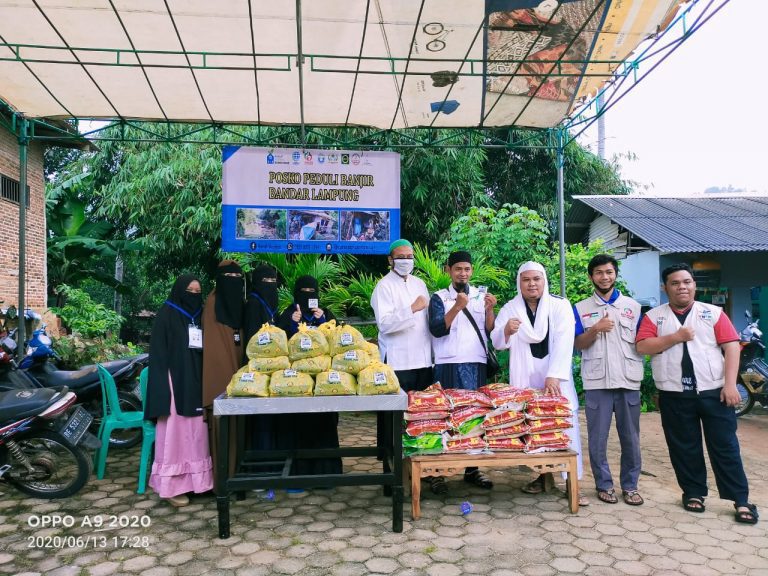 Kolaborasi Lembaga Buka Posko Logistik dan Dapur Umum di Dua Kelurahan Terdampak Banjir Bandang Kota Bandar Lampung