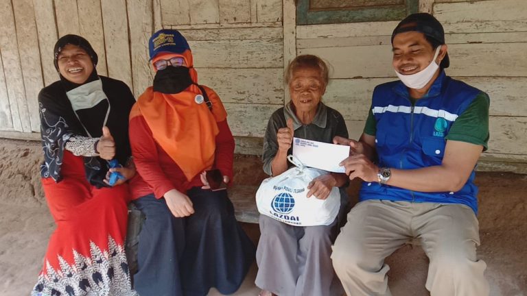 LAZDAI Berbagi Paket Bahagiakan Lansia Dhuafa