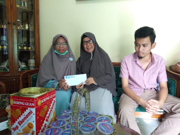 Penyerahan Bantuan Pengobatan dan Perawatan
