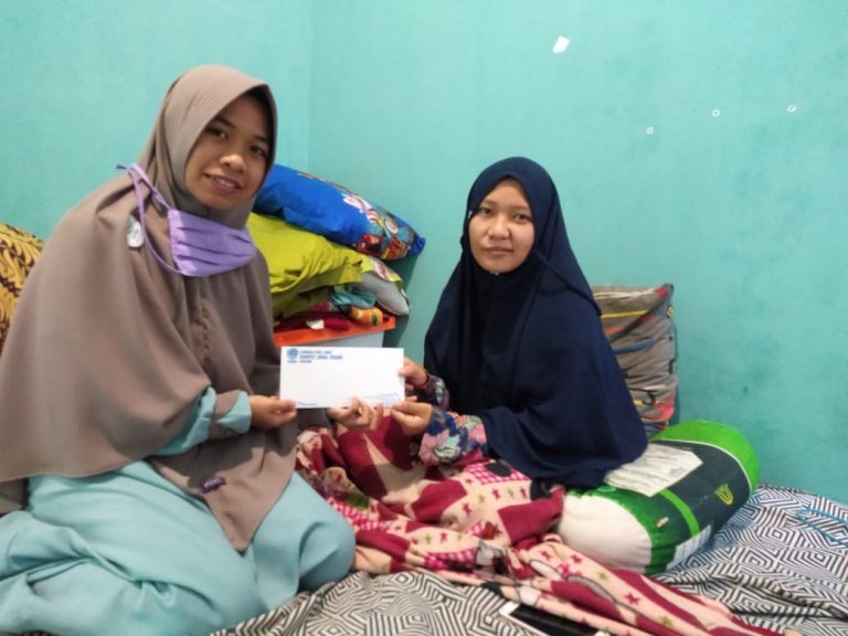 Penyerahan Bantuan Pengobatan dan Perawatan