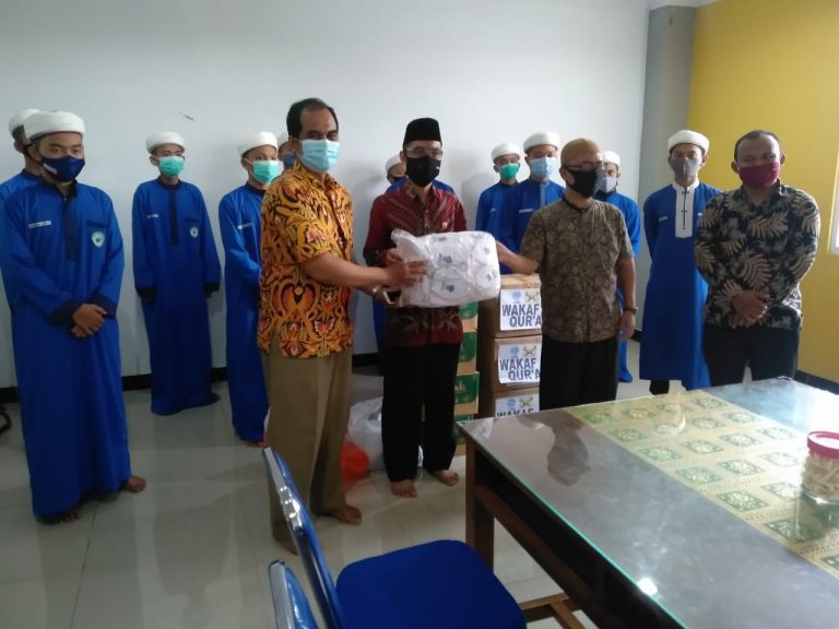 Lazdai Berbagi Masker dan Al-Qur’an untuk Pondok Pesantren