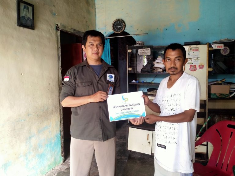 LAZDAI Peduli menyalurkan bantuan Gharimin kepada Bapak Sulistiono