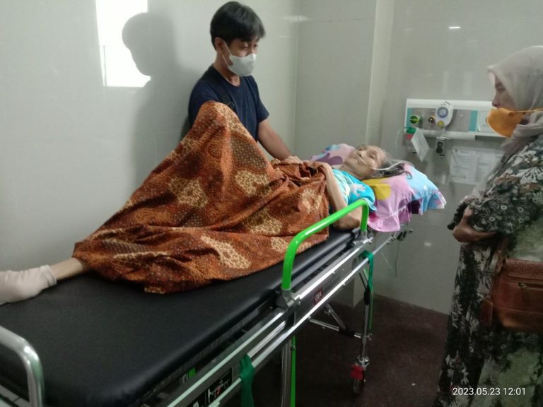 Pengantaran Pasien ibu Suhartini ke Rumah Sakit Urip Sumoharjo