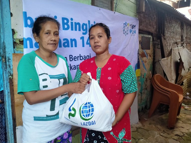 Pembagian Paket untuk Tetangga Amil oleh Tim Relawan Peduli di Kelurahan Talang, Teluk Betung Selatan