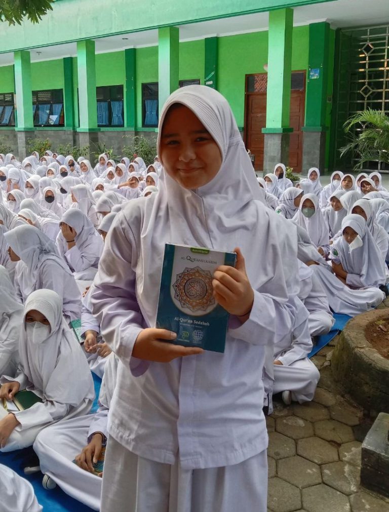 Lazdai Peduli Berbagi Kebahagiaan dengan Parcel Ramadhan di SMPN 25 Bandarlampung