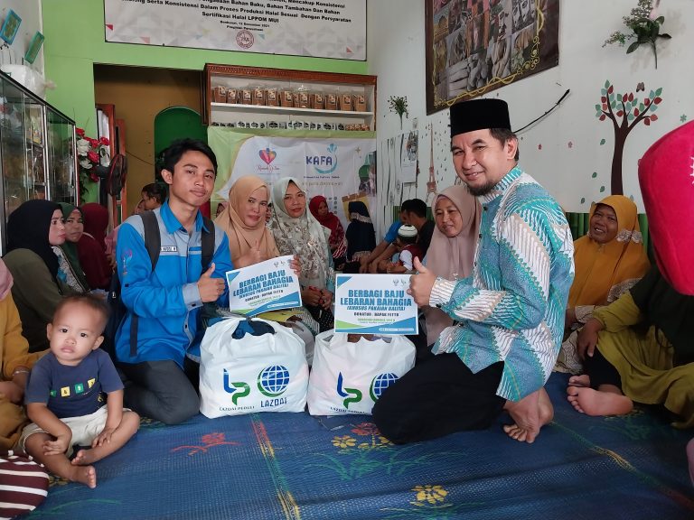 Kegiatan Penyaluran Baju Lebaran oleh IKKAM Pesisir Barat dan Lazdai Peduli
