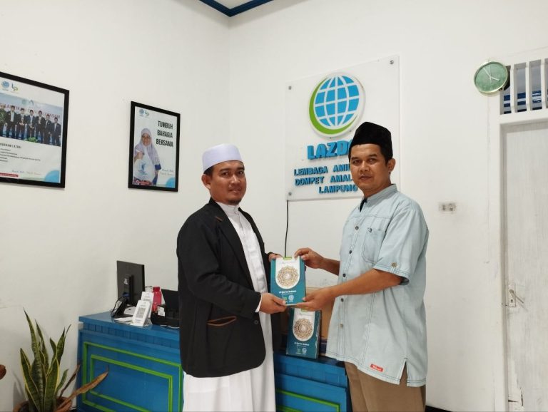Lazdai Peduli Serahkan 20 Mushaf Al-Qur’an kepada Bapak Hasyim dalam Upaya Penguatan Spiritual Masyarakat