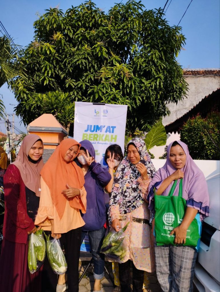Lazdai Peduli Bagikan Paket Sayur Segar dalam Program Jum’at Berkah kepada Masyarakat Sekita