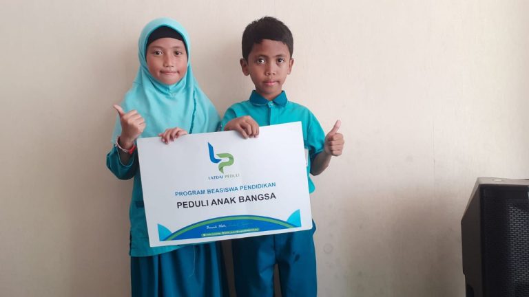 Penyerahan Beasiswa Peduli Anak Bangsa