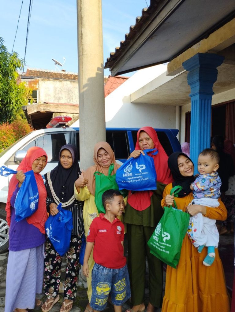 Lazdai Peduli Berbagi Paket Sayur Segar dalam Program Jum’at Berkah kepada Masyarakat Sekitar