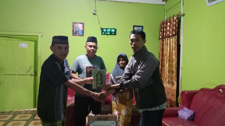 Relawan Lazdai Peduli Serahkan Al Quran ke Majelis Taklim Arrahman di Lampung Barat