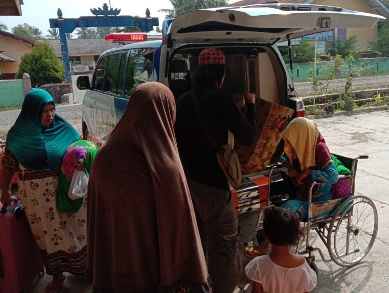 Lazdai Peduli Berikan Bantuan Ambulance untuk Pengantaran Pasien Ibu Sartikah yang Sakit Liver