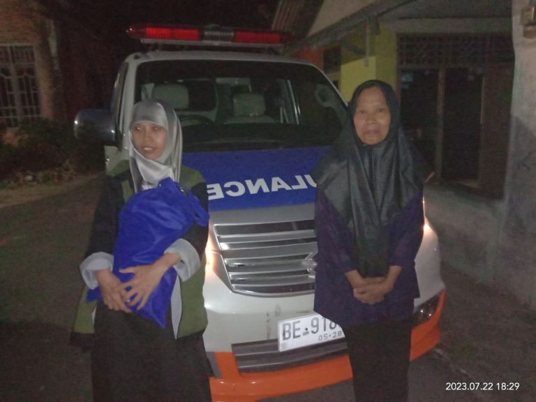 Misi Kemanusiaan: Tim Lazdai Peduli Antar Pasien Yeni Astutik Menuju Pemulihan di Srengsem, Panjang