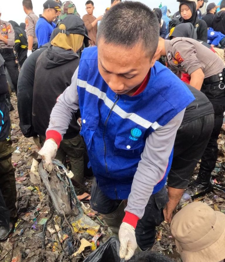 LAZDAI PEDULI Bersihkan Pantai Terkotor No.2 dengan Inisiatif Pandawara Group: Wujud Kepedulian dan Konservasi Lingkungan