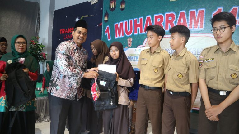 Mengukir Senyum dan Harapan: LAZDAI PEDULI dan KEMENAG Kota Bandar Lampung Bagikan Santunan Anak Yatim