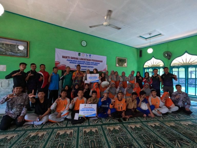 SMAN 6 Bandar Lampung bersama LAZDAI peringati kemerdekaan dengan Bakti Sosial