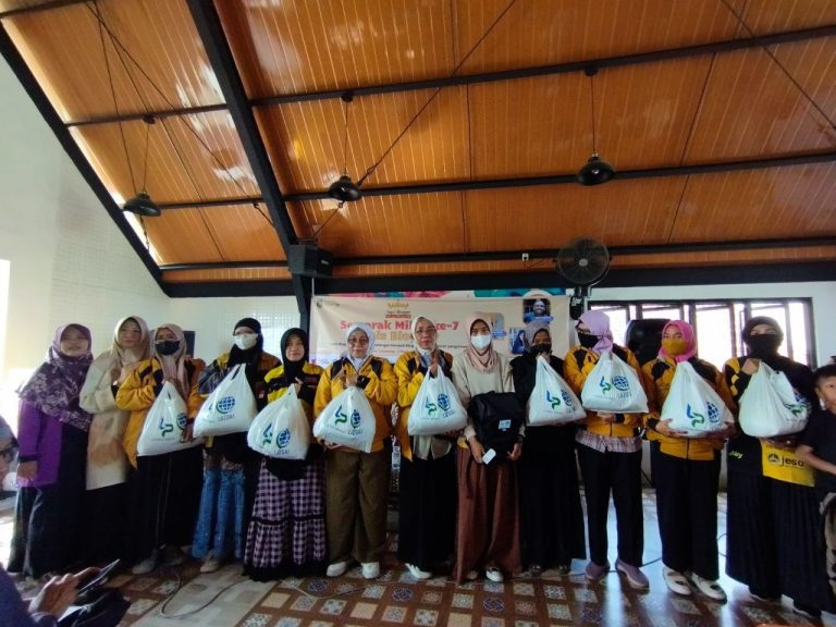 Blogger Berbagi: Penyaluran Paket Ketahanan Pangan di Milad Tapis Blogger ke-7