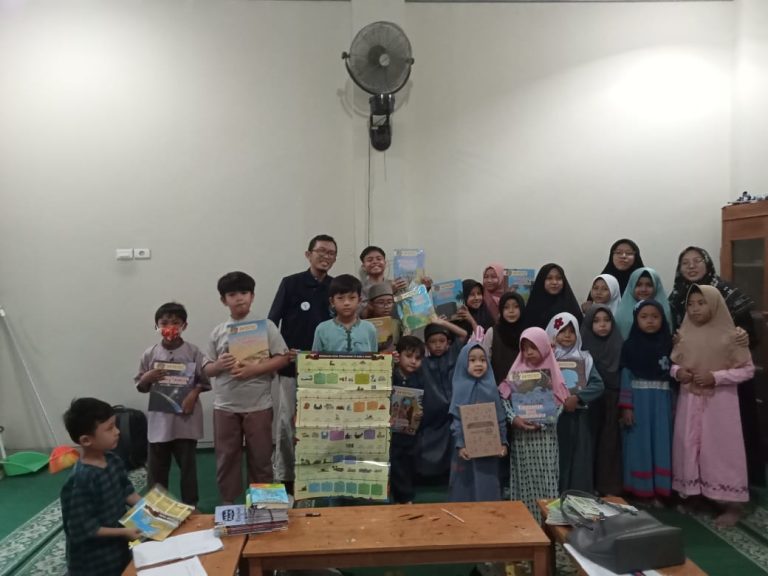 Badan Wakaf LAZDAI Kembali Salurkan Amanah Wakaf Buku Islami untuk Meningkatkan Literasi Pengetahuan Santri