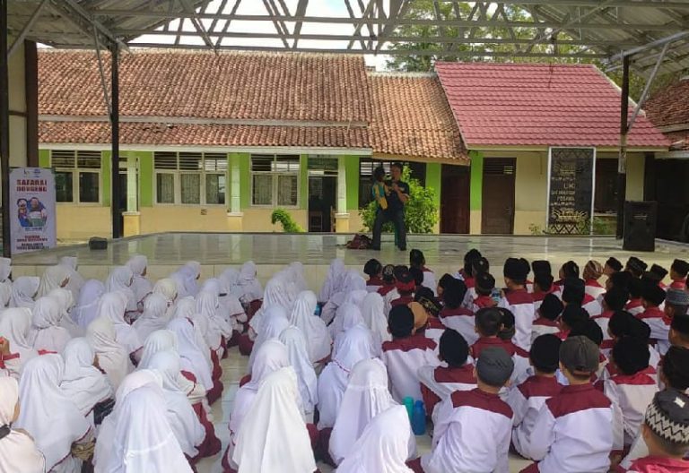 Kak Danang dan LAZDAI Lampung Gelar Safari Dongeng “Cinta Palestina” di Gedongtataan