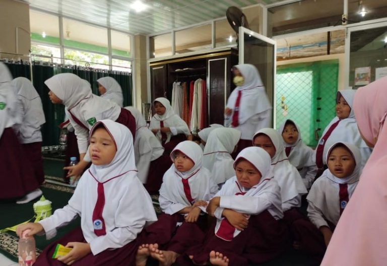 Kak Danang dan LAZDAI Peduli Hadirkan Safari Dongeng “Cinta Palestina” di SDIT Permata Bunda 2