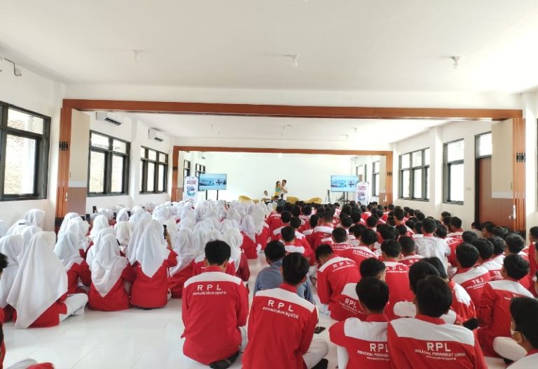 SMK Telkom Lampung Ikut Aksi Kemanusiaan dalam Safari Dongeng Cinta Palestina
