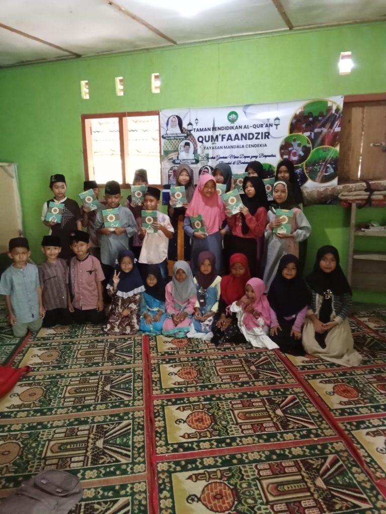 Komunitas Riau Indonesia Mengaji Bersinergi Bersama LAZDAI Salurkan Al-Qur’an untuk TPQ Qum Faandzir di Talang Padang