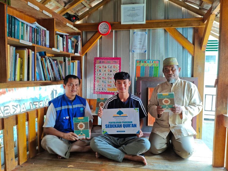 Taman Baca Anjung Pintar, Tanggamus, Terima Mushaf Al-Qur’an Dari Komunitas Riau Indonesia Mengaji Melalui LAZDAI